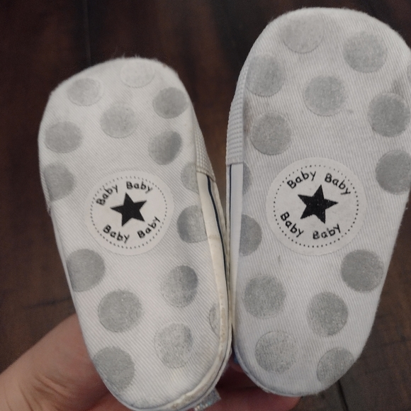 Converse baby sneakers. - Picture 4 of 4